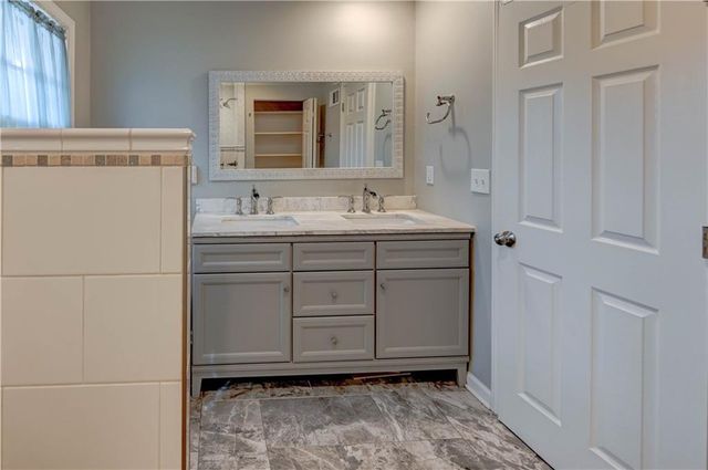 10708 Saint Catherines Lane, Kansas City, MO 64137