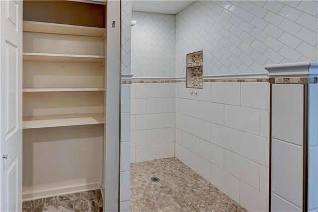 10708 Saint Catherines Lane, Kansas City, MO 64137