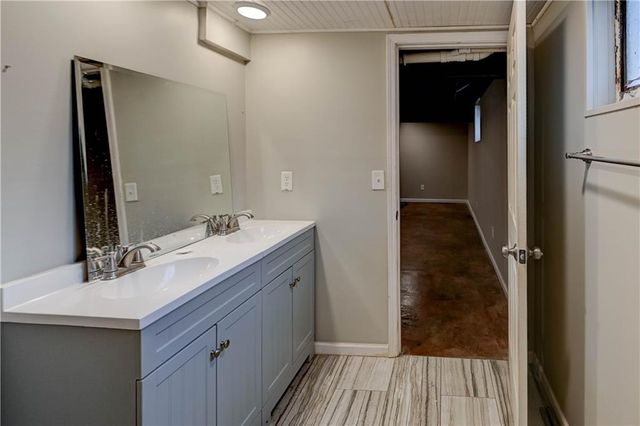 10708 Saint Catherines Lane, Kansas City, MO 64137