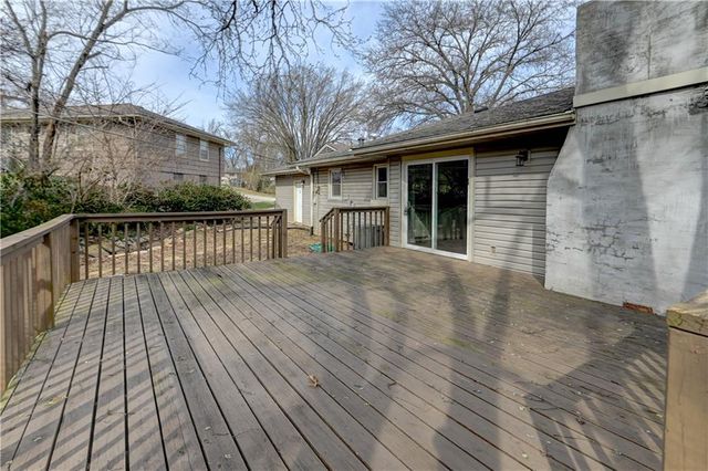 10708 Saint Catherines Lane, Kansas City, MO 64137
