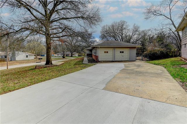 10708 Saint Catherines Lane, Kansas City, MO 64137