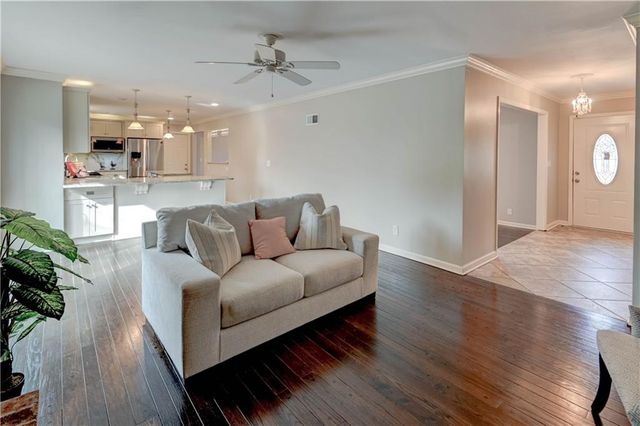 10708 Saint Catherines Lane, Kansas City, MO 64137