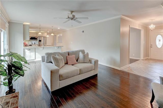 10708 Saint Catherines Lane, Kansas City, MO 64137