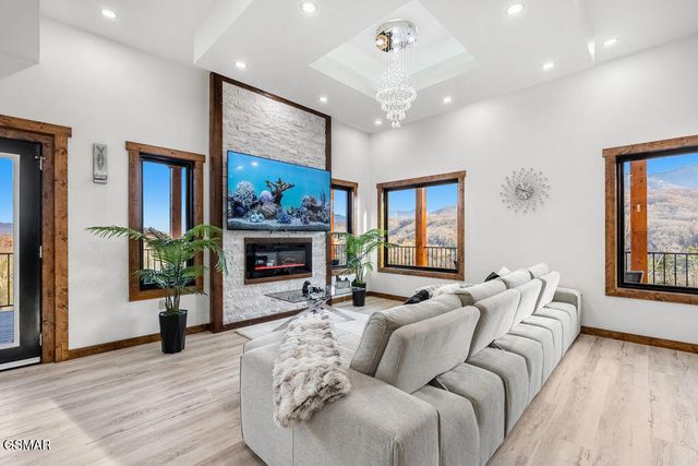 611 IVY Road, Gatlinburg, TN 37738