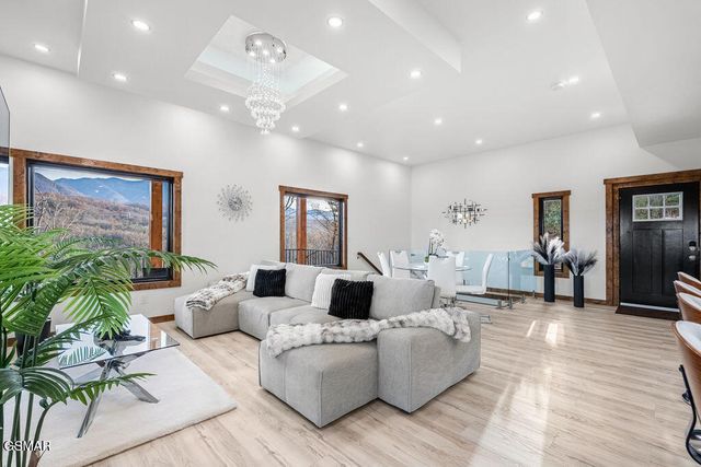 611 IVY Road, Gatlinburg, TN 37738