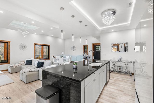 611 IVY Road, Gatlinburg, TN 37738