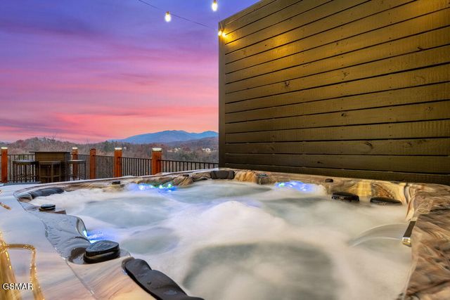 611 IVY Road, Gatlinburg, TN 37738