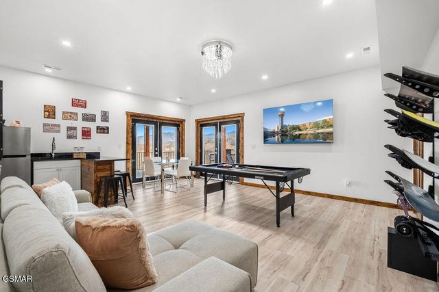 611 IVY Road, Gatlinburg, TN 37738