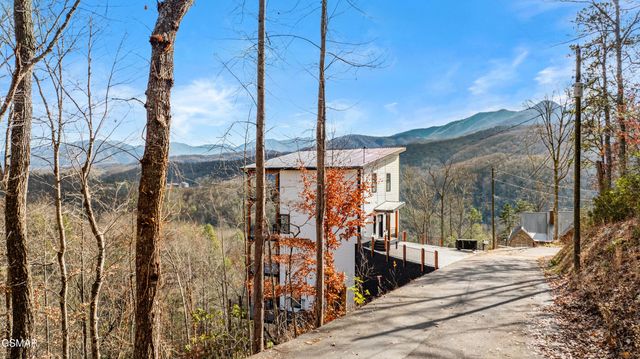 611 IVY Road, Gatlinburg, TN 37738