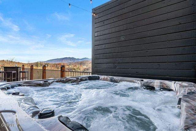 611 IVY Road, Gatlinburg, TN 37738