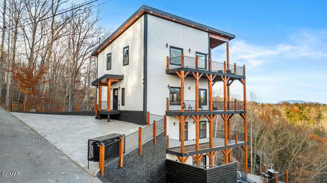 611 IVY Road, Gatlinburg, TN 37738