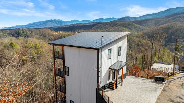 611 IVY Road, Gatlinburg, TN 37738