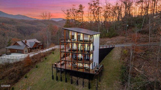 611 IVY Road, Gatlinburg, TN 37738