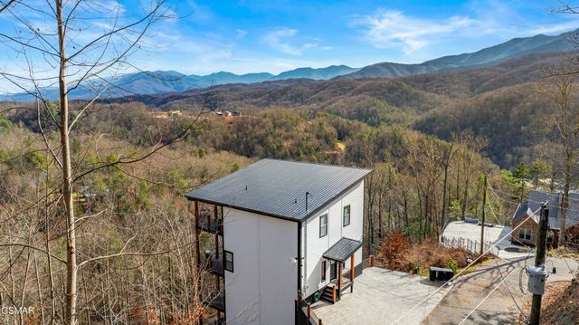 611 IVY Road, Gatlinburg, TN 37738