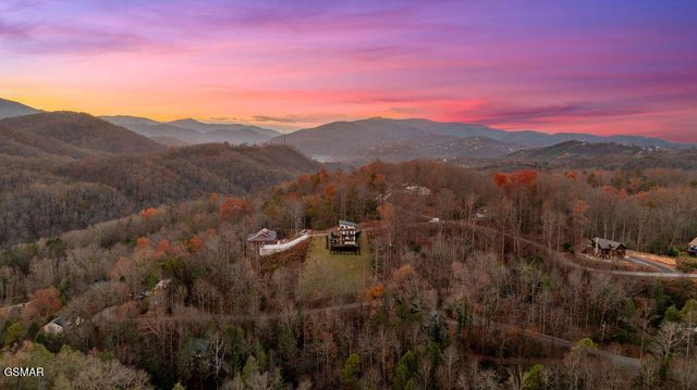 611 IVY Road, Gatlinburg, TN 37738