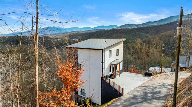 611 IVY Road, Gatlinburg, TN 37738