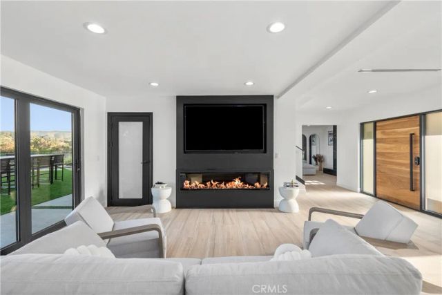 19538 Redwing, Los Angeles, CA 91356