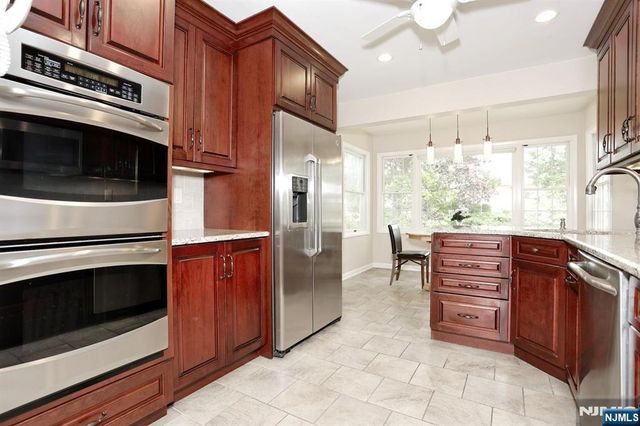 800 Glenside Court, Oradell, NJ 07649