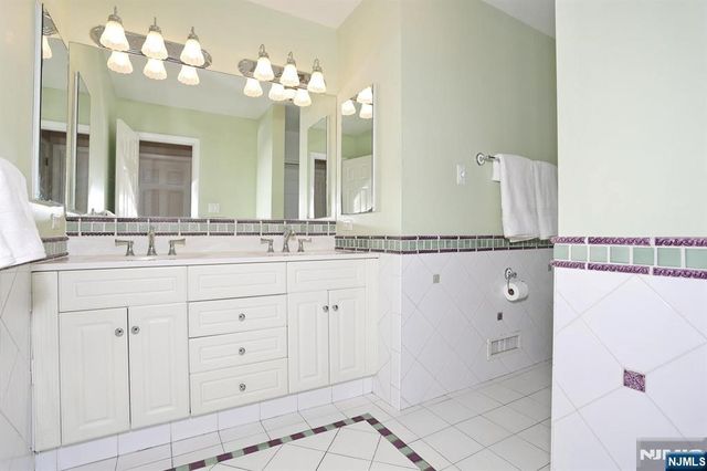 800 Glenside Court, Oradell, NJ 07649