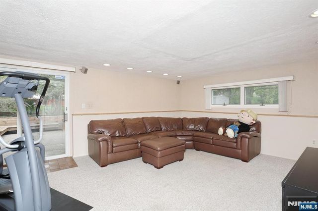 800 Glenside Court, Oradell, NJ 07649