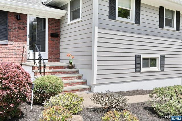 800 Glenside Court, Oradell, NJ 07649
