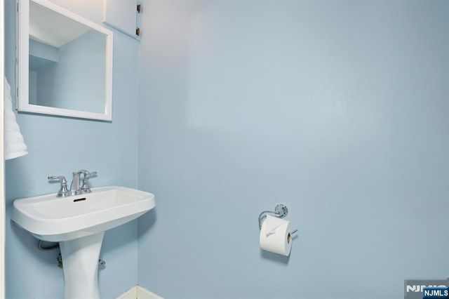 800 Glenside Court, Oradell, NJ 07649
