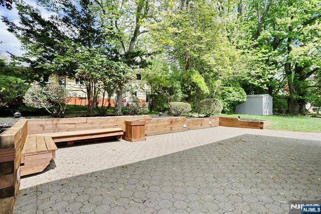 800 Glenside Court, Oradell, NJ 07649