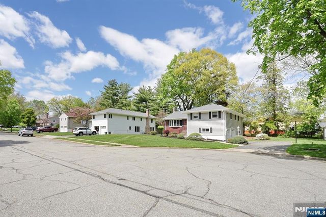 800 Glenside Court, Oradell, NJ 07649