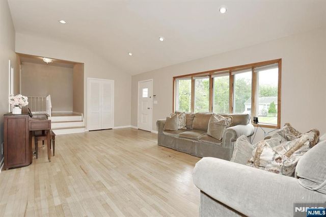 800 Glenside Court, Oradell, NJ 07649