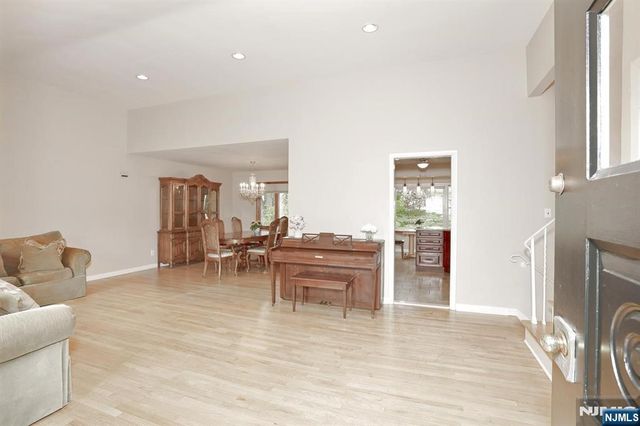 800 Glenside Court, Oradell, NJ 07649
