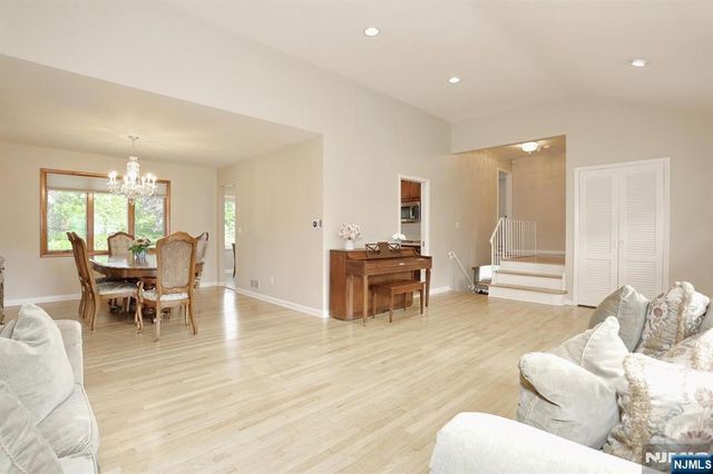 800 Glenside Court, Oradell, NJ 07649