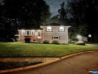 800 Glenside Court, Oradell, NJ 07649