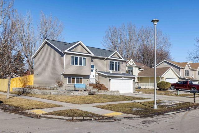 1625 35th Avenue S, Fargo, ND 58104