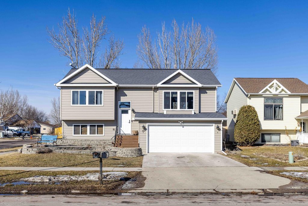 1625 35th Avenue S, Fargo, ND 58104