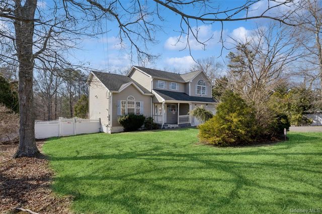 6 1st Avenue, Holtsville, NY 11742