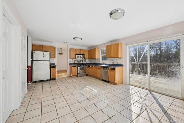 6 1st Avenue, Holtsville, NY 11742