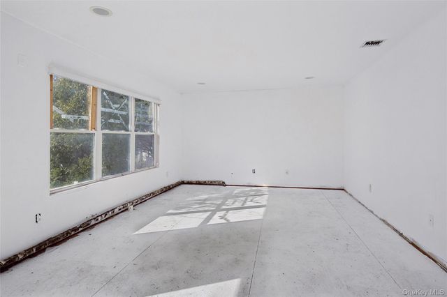 6 1st Avenue, Holtsville, NY 11742