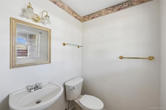 6 1st Avenue, Holtsville, NY 11742