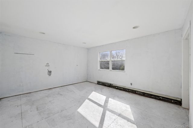 6 1st Avenue, Holtsville, NY 11742