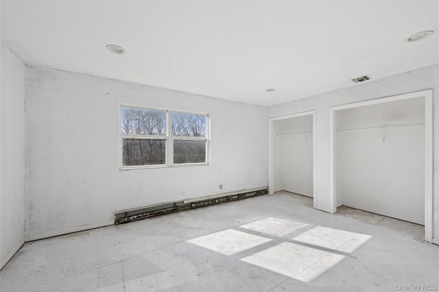 6 1st Avenue, Holtsville, NY 11742