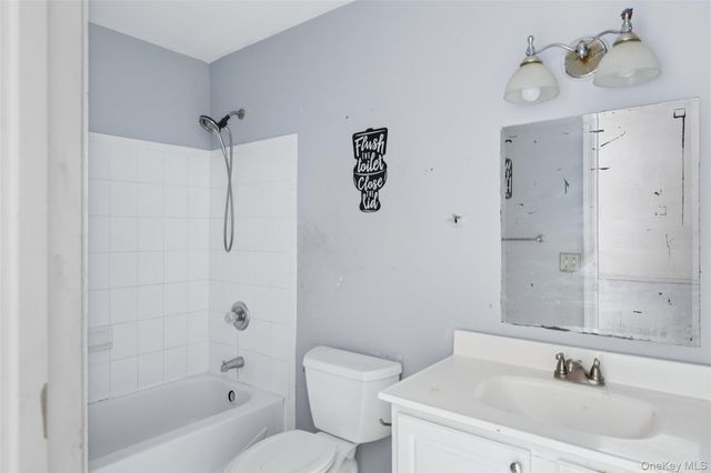 6 1st Avenue, Holtsville, NY 11742