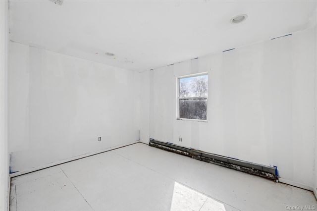 6 1st Avenue, Holtsville, NY 11742