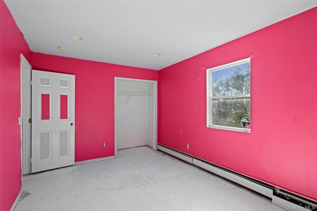 6 1st Avenue, Holtsville, NY 11742