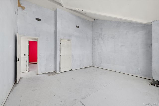 6 1st Avenue, Holtsville, NY 11742