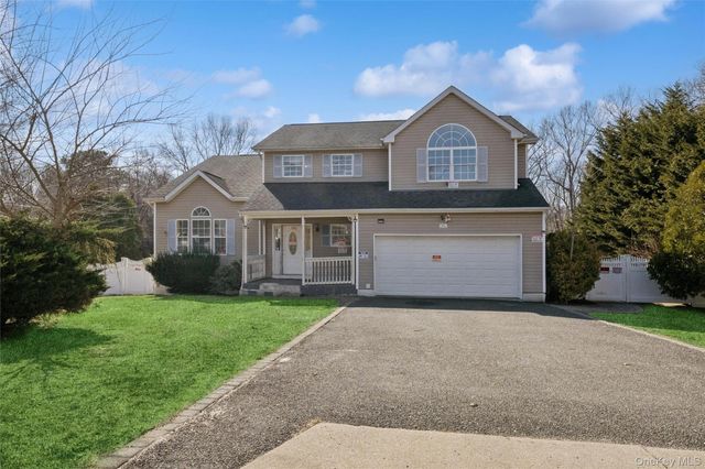 6 1st Avenue, Holtsville, NY 11742