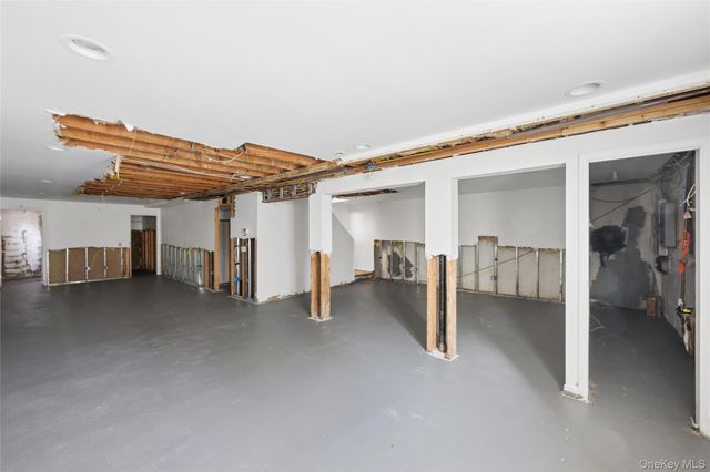 6 1st Avenue, Holtsville, NY 11742