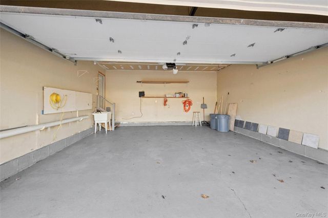 6 1st Avenue, Holtsville, NY 11742