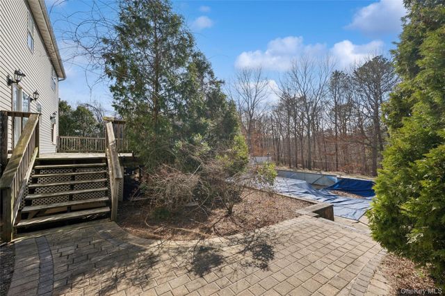 6 1st Avenue, Holtsville, NY 11742