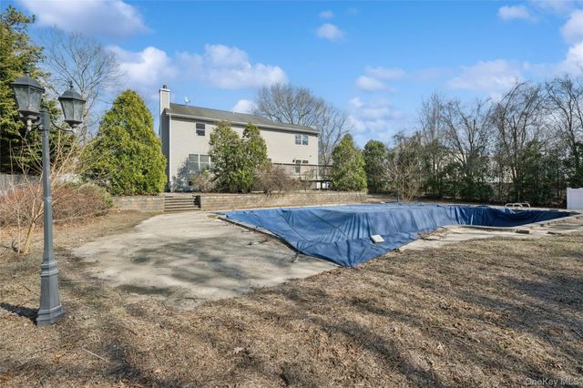 6 1st Avenue, Holtsville, NY 11742