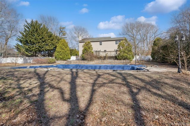 6 1st Avenue, Holtsville, NY 11742